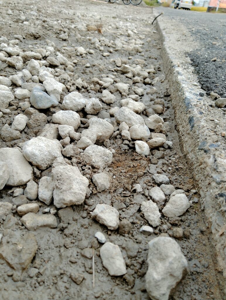 道路に接する土地の整地。道路がどこぼこなのであまり参考にならないが、頼るしかない。