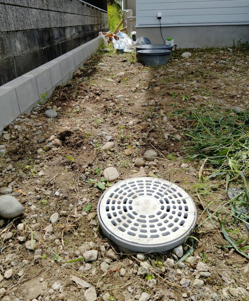 駐車場の整地。草むしりの後。