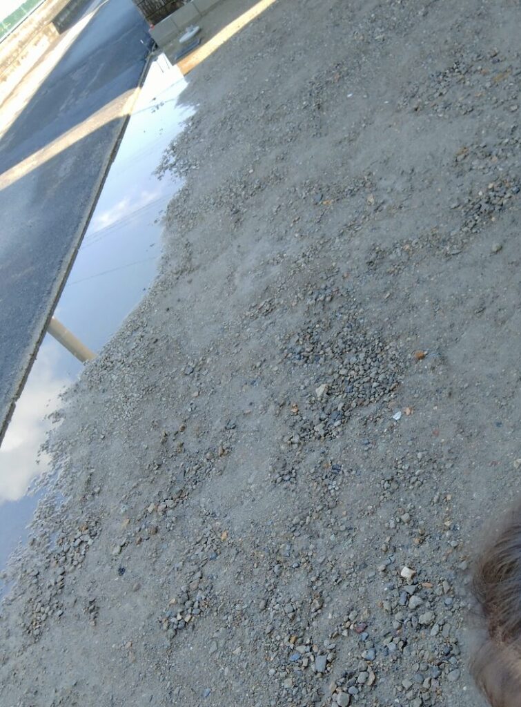 整地後の水たまり。道路に側溝がないとこうなる。