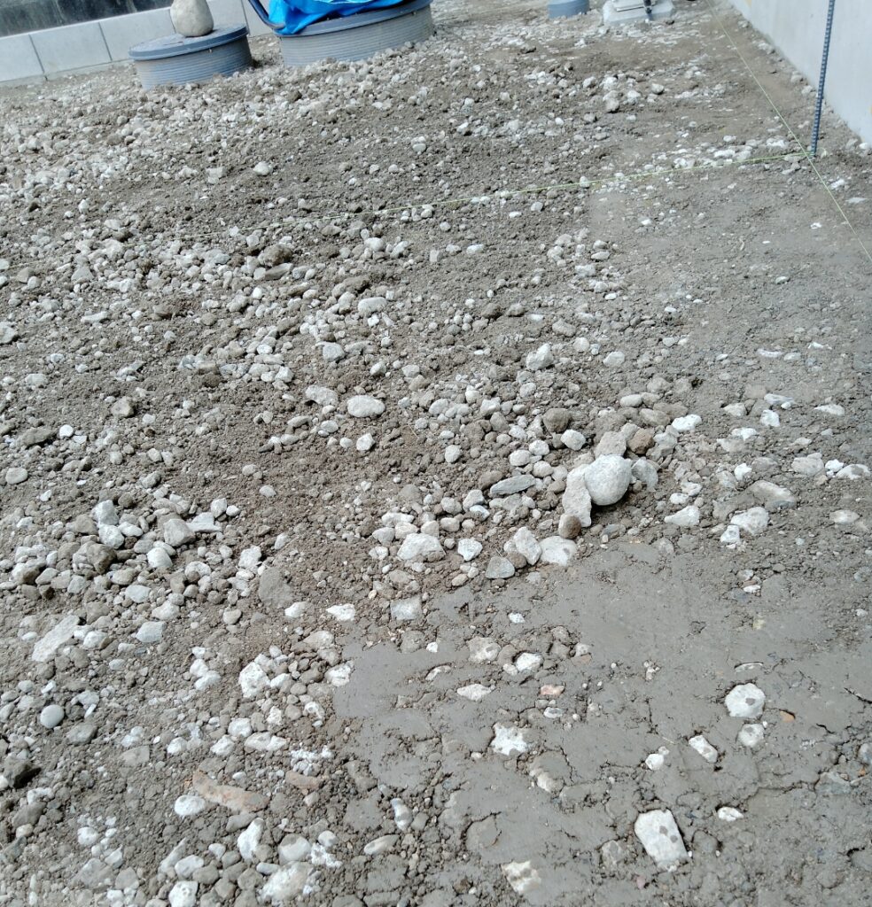 駐車場の整地の際の水糸設置