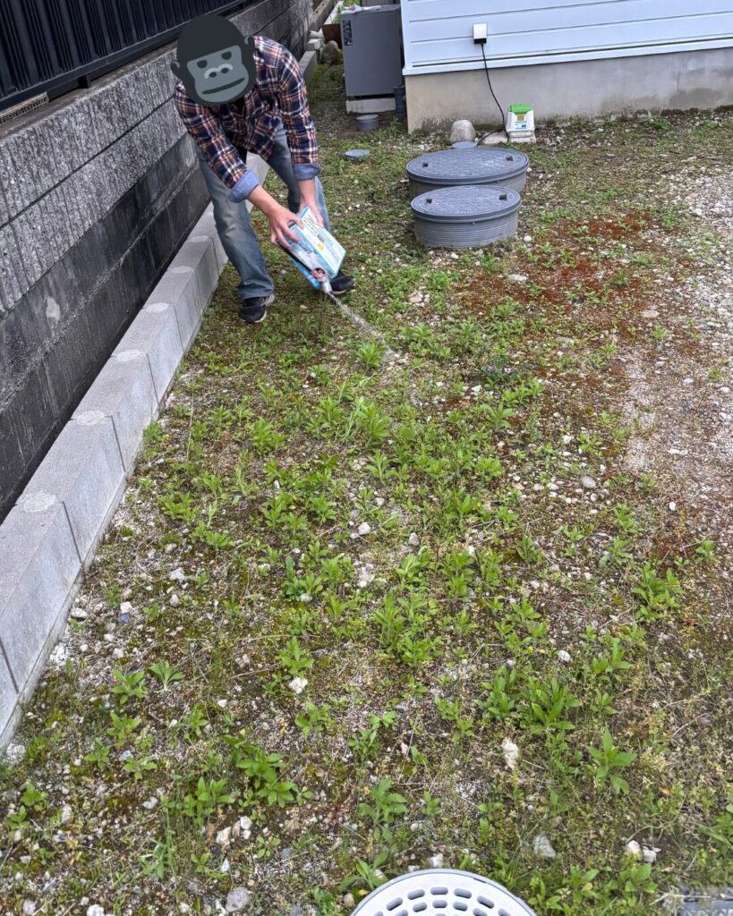 駐車場の整地。整地前に草を完全になくすため除草剤を使用している。粒状タイプは土壌から処理してくれるため粒状タイプを使用している。